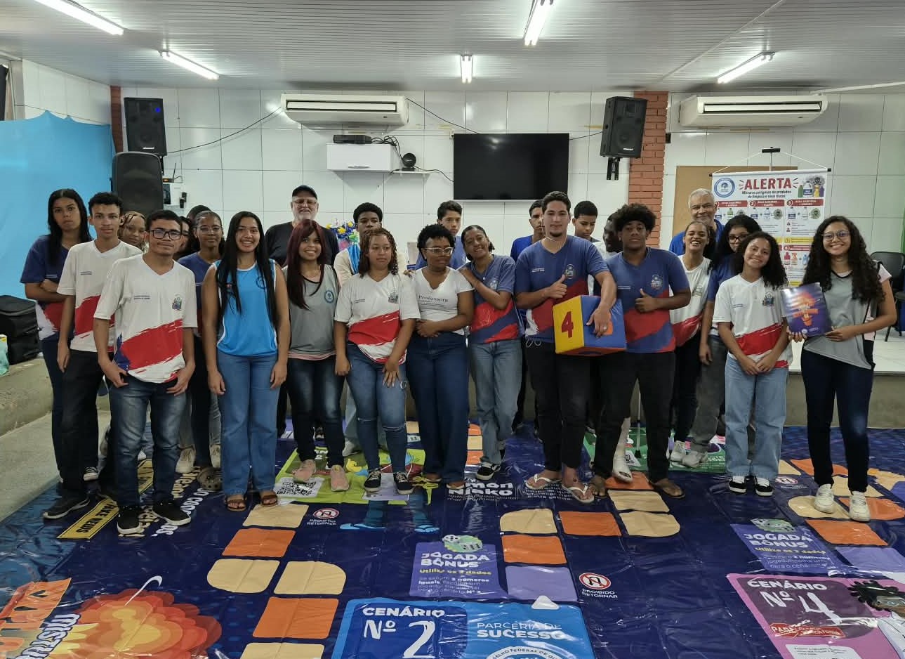CRQ 7 PROMOVE ATIVIDADE COM JOGO EDUCATIVO PARA  ESTUDANTES DE LAURO DE FREITAS