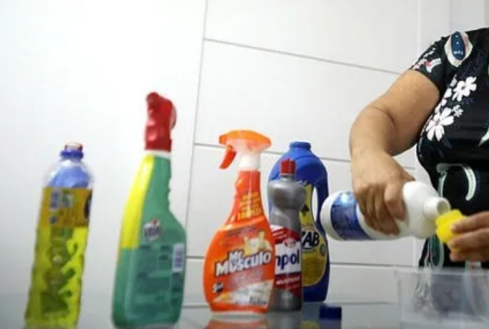 Produtos de limpeza podem matar? Combinações inadequadas podem liberar gases tóxicos e levar à morte