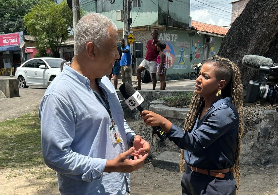REPRESENTANTES DO CRQ 7 CONVERSARAM COM  JORNALISTAS A RESPEITO DAS MANCHAS NA AREIA DA PRAIA EM  SÃO TOMÉ DE PARIPE